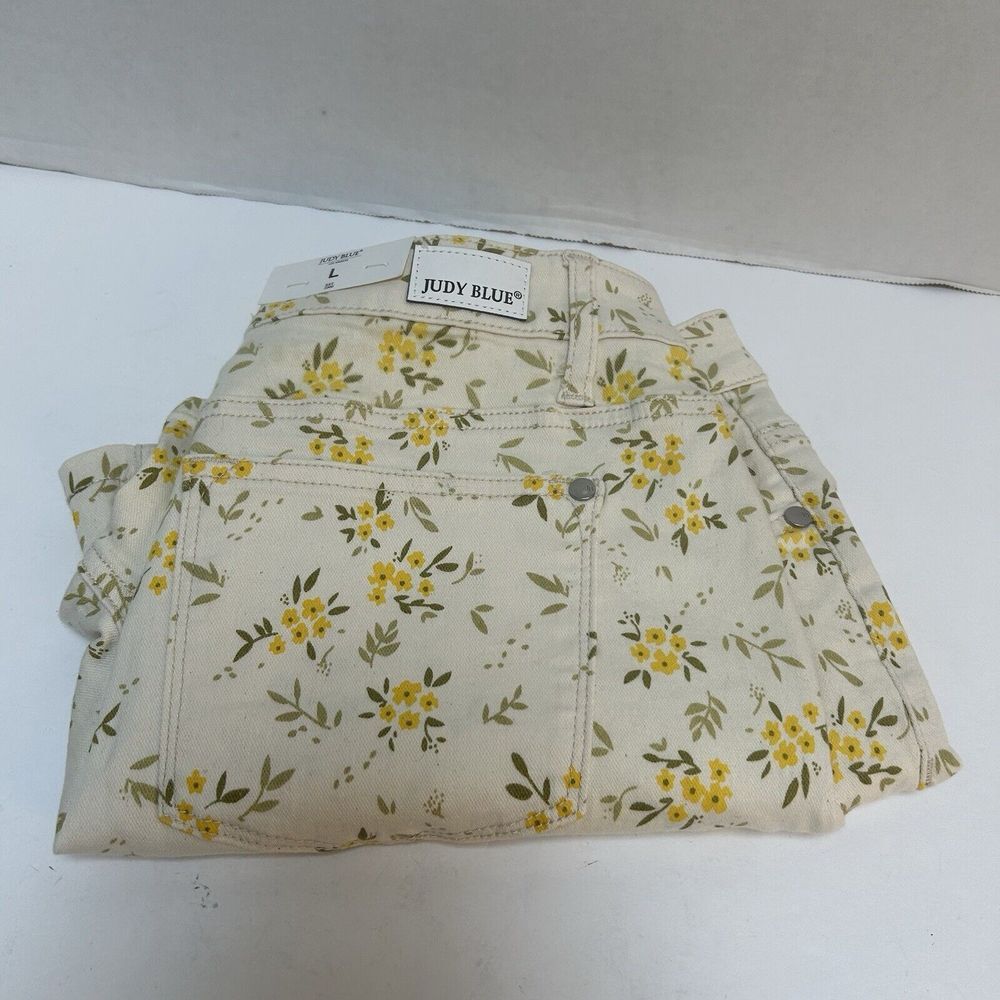 Judy Blue NWT Flower Print Mid-Rise Shorts Style #150090 Size Large